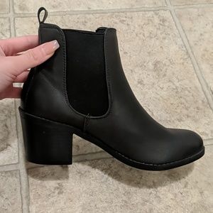 HARLOW Black Chelsea Boot